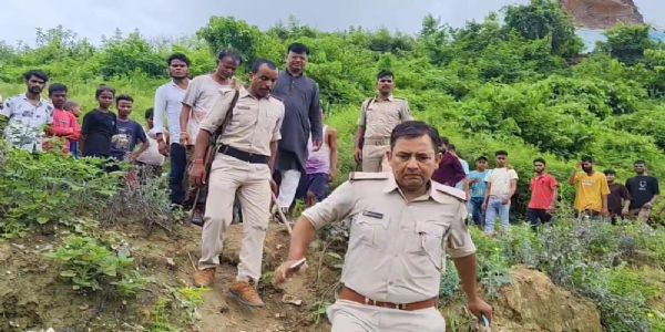 নদীর তীরে অজ্ঞাত যুবকের দেহ উদ্ধার, খুনের সন্দেহ