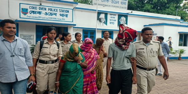 স্কুলে ব্যাগে বৃদ্ধা মহিলাদের দিয়ে গাঁজা পাচার! পুলিশের জালে গাঁজা সহ ধৃত ৫