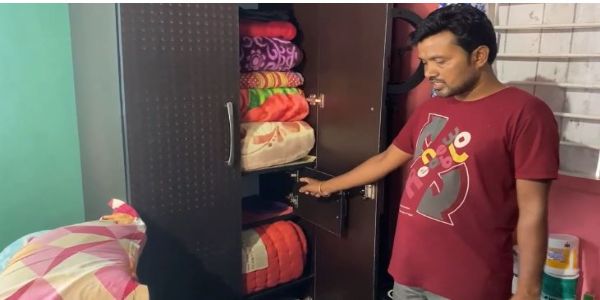 বাড়ি খালির সুযোগ নিয়ে লক্ষাধিক টাকা চুরি