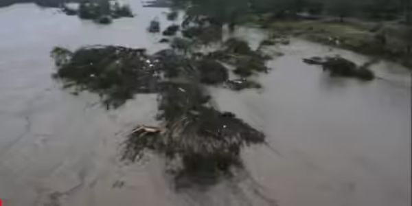 টেক্সাসে হড়পা বানে মৃত বেড়ে ৫১, নিখোঁজ ২৭