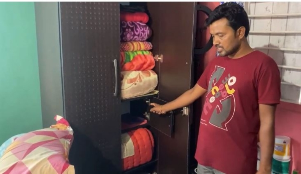 বাড়ি খালির সুযোগ নিয়ে লক্ষাধিক টাকা চুরি