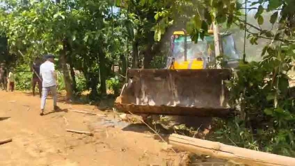 এক্সক্যাভ্যাটরে ভাঙচুর