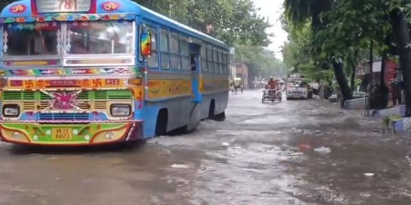 (আপডেট) অবিশ্রান্ত বৃষ্টিতে সমস্যায় শহরবাসী, রেকর্ড বৃষ্টি যোধপুর পার্কে