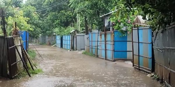 নিকাশি ব্যবস্থা নেই, উদয়পুরের বিভিন্ন এলাকায় বাড়িঘরে ঢুকেছে বৃষ্টির জল