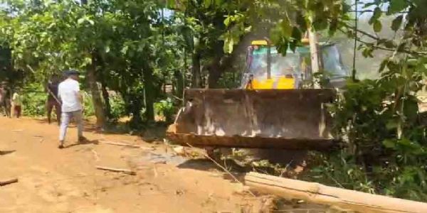 বিলাসীপাড়ার উচ্ছেদস্থলে আটক বিধায়ক অখিল, উত্তেজিত বেদখলকারীদের হামলায় জখম তিন পুলিশকর্মী, এক্সক্যাভ্যাটরে ভাঙচুর