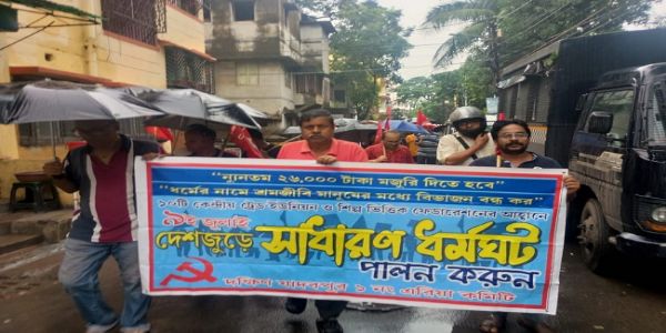 বারাসত ও মধ্যমগ্রামেও বনধের সমর্থনে অবরোধ