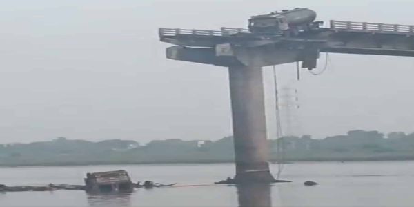 (আপডেট) সেতু ভেঙে বিপর্যয় গুজরাটে, ভদোদরায় মৃত্যু ১০ জনের মৃত্যু