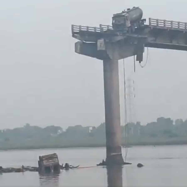 সেতু ভেঙে বিপর্যয় গুজরাটে, ভদোদরায় মৃত্যু ১০ জনের মৃত্যু