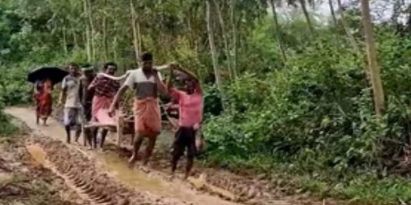 বাঁকুড়ায় বেহাল রাস্তা, ভোট বয়কটের হুঁশিয়ারি স্থানীয়দের