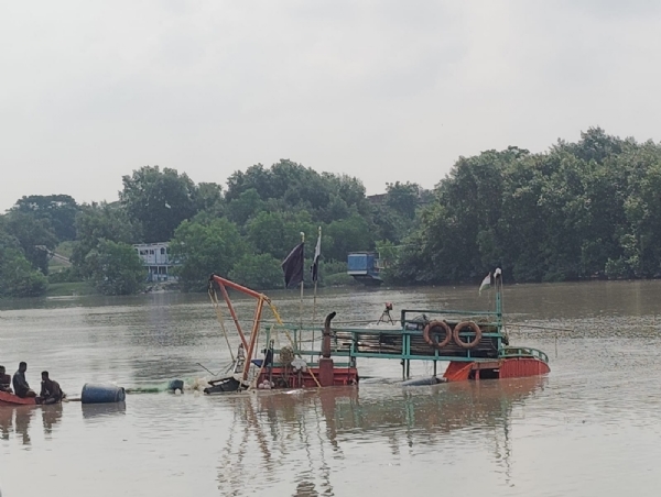 রায়দিঘিতে ট্রলার ডুবি