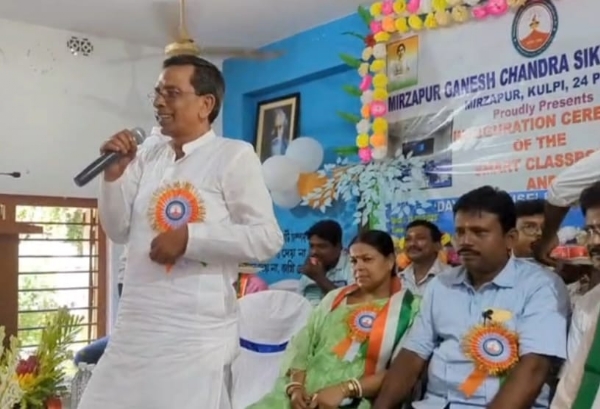 স্মার্ট ক্লাসে বক্তব্য রাখছেন বিধায়ক যোগরঞ্জন হালদার