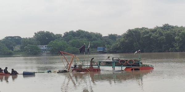 রায়দিঘিতে ট্রলার ডুবি, উদ্ধার ১৪ জন মৎস্যজীবী