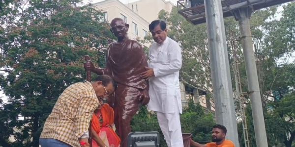 গান্ধী মূর্তি পরিষ্কার-পরিচ্ছন্ন করলেন বিজেপি নেতৃবৃন্দ