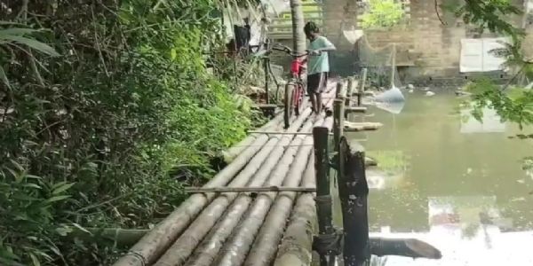 জয়নগরে ভেঙে পড়া সেতু কংক্রীটের করে দেওয়ার আশ্বাস জনপ্রতিনিধির