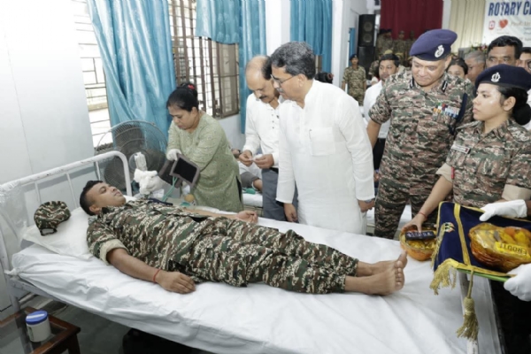রক্তদান শিবিরে মুখ্যমন্ত্রী
