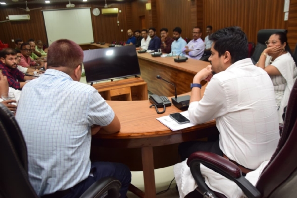 হাইলাকান্দিতে জেলাশাসক অভিষেক জৈনের পৌরোহিত্য অনুষ্ঠিত বৈঠক