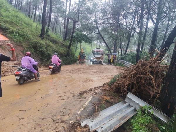 হিমাচলে ৩১৩টি রাস্তা এখনও বন্ধ, বিদ্যুৎ বিভ্রাটেও শোচনীয় অবস্থা