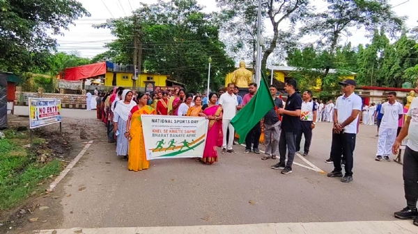 জাতীয় ক্রীড়া দিবস উপলক্ষ্যে হাইলাকান্দি শহরে প্রশাসনের শোভাযাত্রা