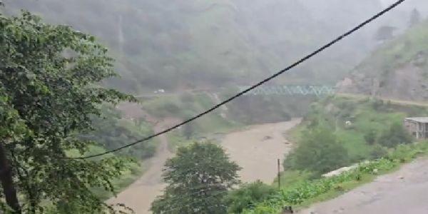 পাহাড় ও সমতলে ভারী বৃষ্টি, জনজীবন বিপর্যস্ত উত্তরবঙ্গে
