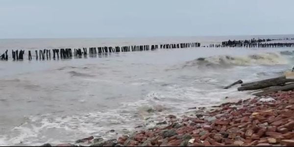 অনুমতি মেলেনি বাঁধ মেরামতের, গঙ্গাসাগরে কপিলমুনির মন্দির সঙ্কটে