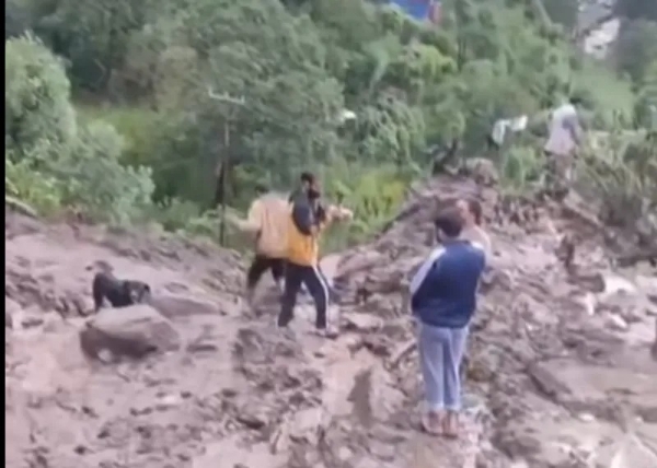 মেঘভাঙা বৃষ্টিতে হড়পা বান রামবানে; মৃত ৩, নিখোঁজ ৫ জন