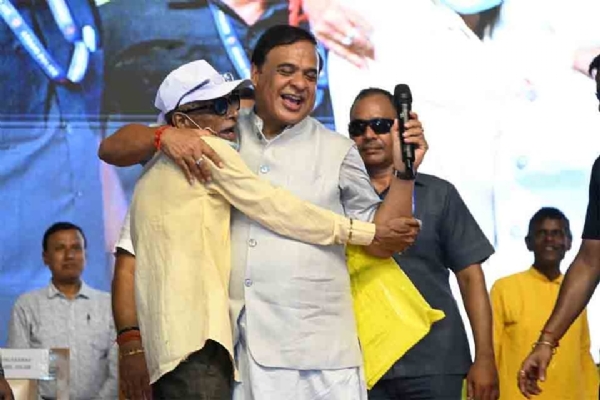 আলিঙ্গনের বিরল মুহূর্ত