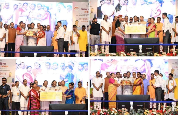 মুখ্যমন্ত্রীর মহিলা উদ্যমিতা প্রকল্পের চেক তুলে দিচ্ছেন   ড. হিমন্তবিশ্ব