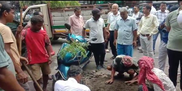 হিলকার্ট রোড ব্যবসায়ী সমিতির ৩৭ তম বর্ষে সবুজায়ন কর্মসূচি