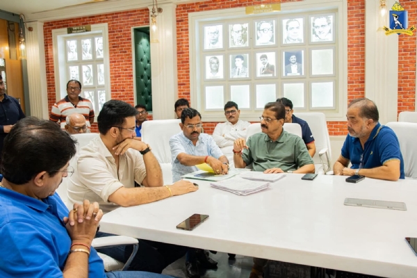 সিএবি-র মধ্যেই ফটোসেশন মধ্যমণি সৌরভ গঙ্গোপাধ্যায়