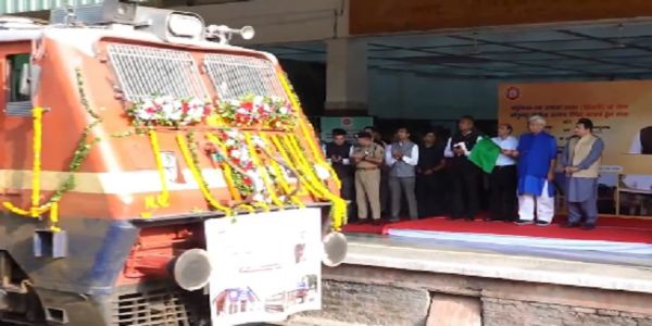 কাশ্মীর থেকে দিল্লি পর্যন্ত পার্সেল ট্রেনের যাত্রার সূচনা উপরাজ্যপাল মনোজ সিনহার