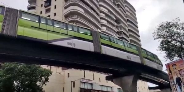 সপ্তাহের প্রথম দিন মনোরেল বিভ্রাট মুম্বইয়ে