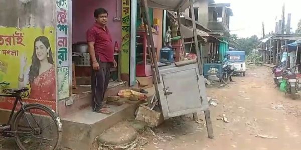 দুর্গাপূজার চাঁদার জুলুম, সেকেরকোটে দোকান ভাঙচুর