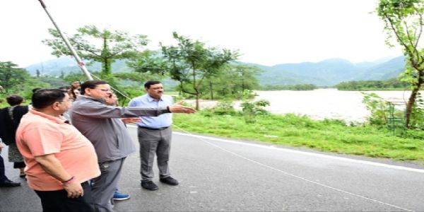 দেহরাদূনে জলের স্রোতে ভেসে গেল ১০০-মিটার রাস্তা, পরিস্থিতি পর্যবেক্ষণ মুখ্যমন্ত্রী ধামির