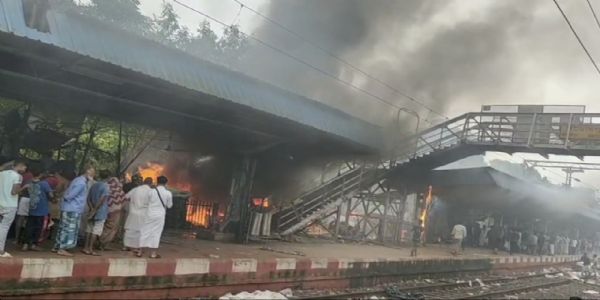 (আপডেট ) সন্তোষপুর স্টেশন চত্বরে ভয়াবহ অগ্নিকাণ্ড, ব্যাহত ট্রেন পরিষেবা