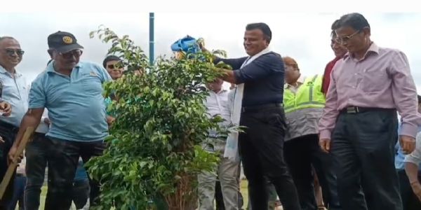 রোটারি ক্লাবের সহযোগিতায় হাওড়া নদীর তীরে আগরতলা স্মার্ট সিটি লিমিটেডের বৃক্ষরোপণ