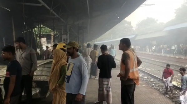 সন্তোষপুর স্টেশনে ভয়াবহ অগ্নিকাণ্ড, প্রায় ১৬টি দোকান ভস্মীভূত, ব্যাহত ট্রেন পরিষেবা