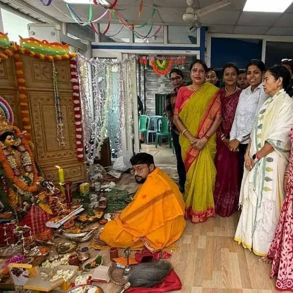পুলিশ কার্যালয়ে বিশ্বকর্মাপুজো, যোগ দিলেন মমতাও