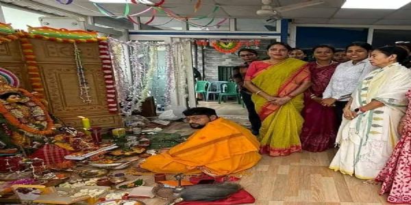 পুলিশ কার্যালয়ে বিশ্বকর্মাপুজো, যোগ দিলেন মমতাও