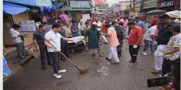 প্রধানমন্ত্রীর জন্মদিনে জলপাইগুড়িতে স্বচ্ছতা অভিযানে সাংসদ রাজু বিস্ত