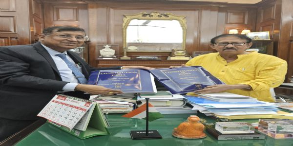 ব্রেইল সংবিধান উপস্থাপনায় বিধানসভাতে এনইউজেএস উপাচার্য