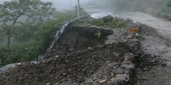 মেঘভাঙা বৃষ্টিতে ক্ষতিগ্রস্ত দেহরাদূন-মুসৌরি হাইওয়ে, পর্যটকদের অভয় দিল পুলিশ