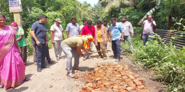 নিজের হাতেই ভাঙা রাস্তা সংস্কার করলেন বিধায়ক অশোক দিন্দা