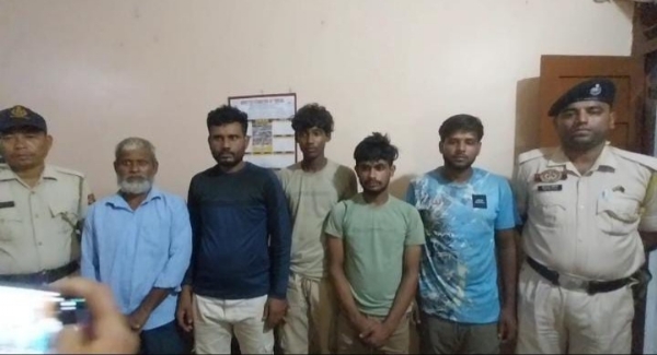বাংলাদেশি নাগরিক আটক