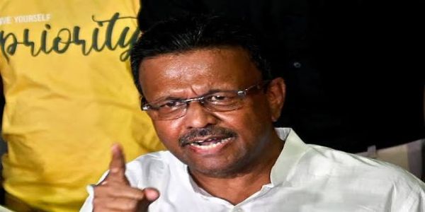 রাস্তার হাল দেখতে গিয়ে, প্রশ্নের মুখে মেয়র ফিরহাদ হাকিম?
