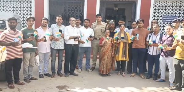 চুরি যাওয়া ২৮টি মোবাইল উদ্ধার করে মালিকদের হাতে তুলে দিল পশ্চিম আগরতলা থানার পুলিশ