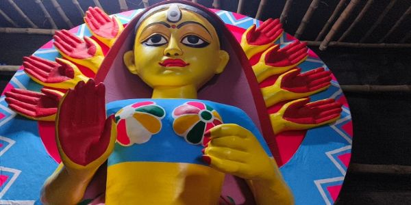 ১২ ফুটের প্রতিমা, ওজন মাত্র ২০ কেজি , পরিবেশবান্ধব নজির দুর্গাপুরের শিল্পীর