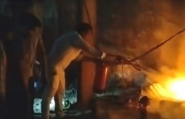 হাওড়ায় টোটো গ্যারাজে ভয়াবহ আগুন, ছড়ালো আতঙ্ক!