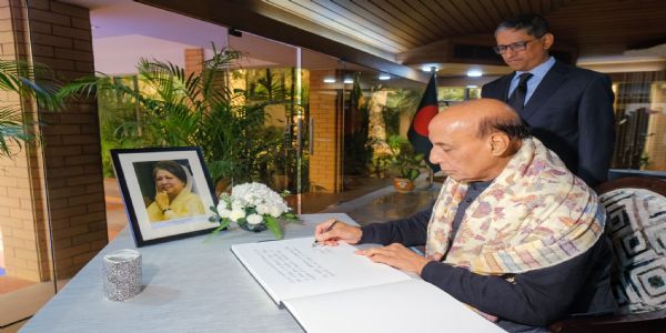 বাংলাদেশ হাইকমিশনে রাজনাথ সিং, শ্রদ্ধা জানালেন খালেদা জিয়াকে