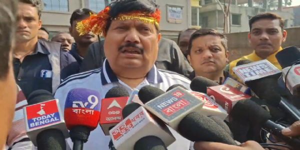 নতুন বছরের প্রথম দিনে হালিশহরের কালী মন্দিরে অর্জুন সিং, তৃণমূলের প্রতিষ্ঠা দিবস নিয়ে কটাক্ষ