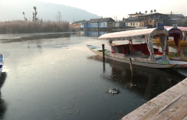 শীতে জমে গিয়েছে ডাল লেক, কনকনে ঠান্ডা শ্রীনগরে